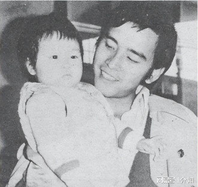 78歲姜大衛(wèi)現(xiàn)狀：身子骨很硬朗娶初戀恩愛(ài)51年兒子也是演員(圖17)