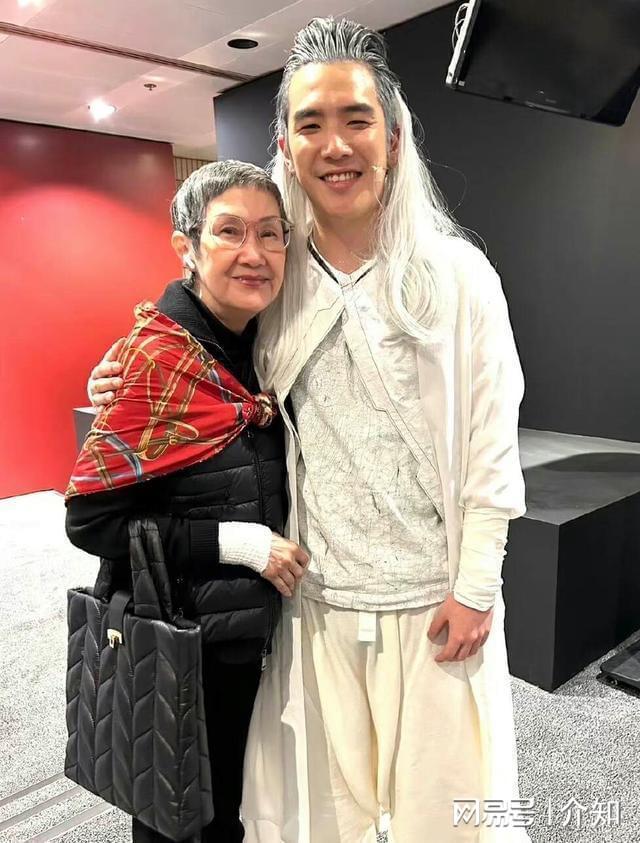 78歲姜大衛(wèi)現(xiàn)狀：身子骨很硬朗娶初戀恩愛(ài)51年兒子也是演員(圖18)
