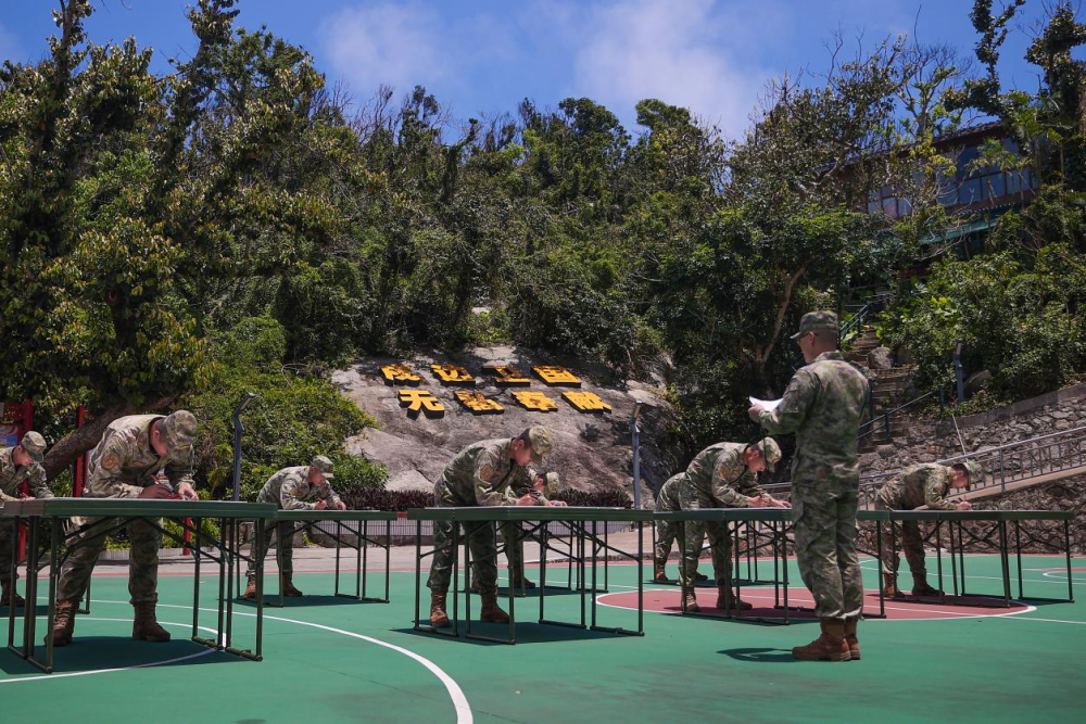 在山巔“走向深藍(lán)”——南部戰(zhàn)區(qū)海軍某觀通站練兵備戰(zhàn)記事