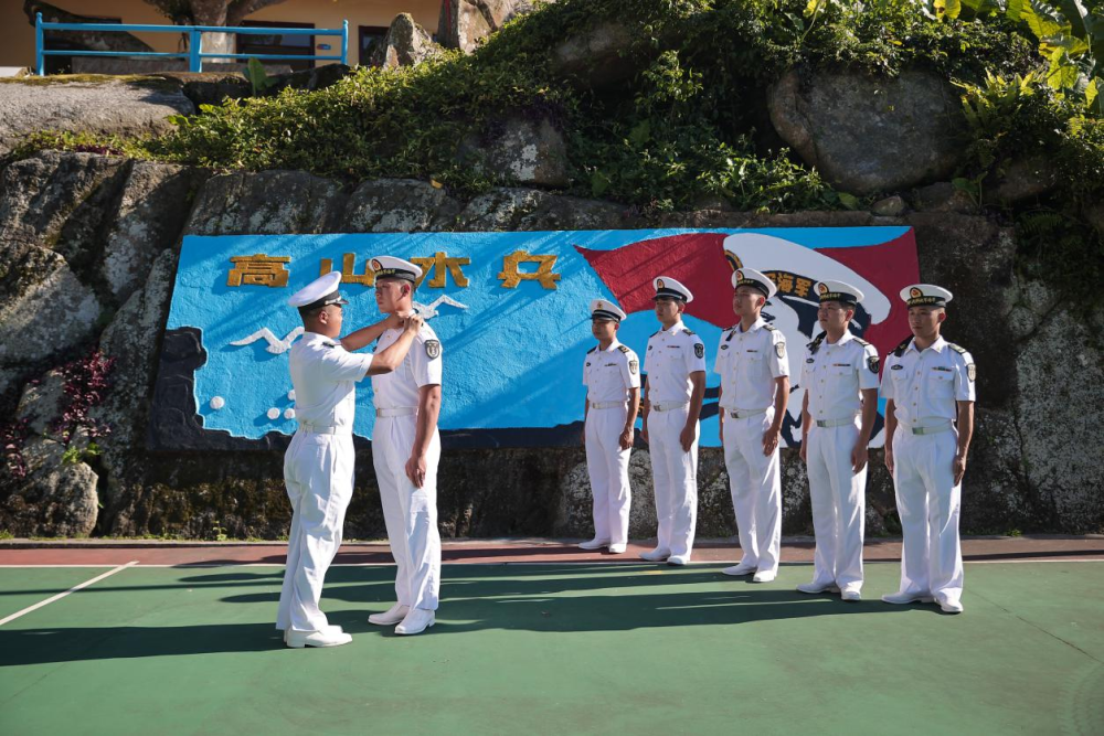 在山巔“走向深藍(lán)”——南部戰(zhàn)區(qū)海軍某觀通站練兵備戰(zhàn)記事(圖4)